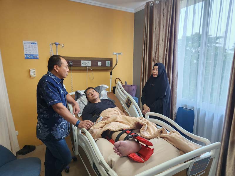 Kapolda Riau Irjen Pol Herry Heryawan membesuk Wakapolres Kuansing Kompol Novaldi di Rumah Sakit Prima Pekanbaru, Ahad (18/5/2025).