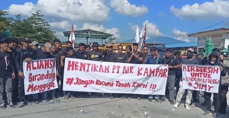 Aliansi Birandang Menggugat (ABM) menggelar aksi unjuk rasa di Pabrik Kelapa Sawit (PKS) PT  Air Kampar Group, Senin (19/5/2025).