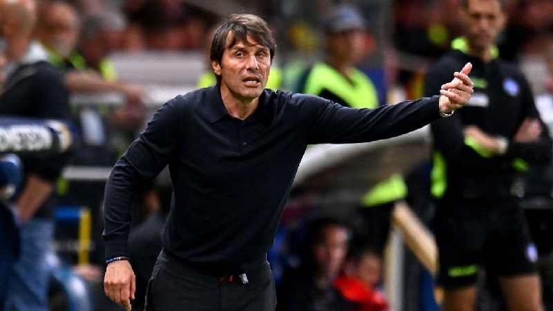 Antonio Conte tak bisa mendampingi Napoli di laga terakhir kontra Cagliari setelah mendapat kartu merah saat timnya imbang -0-0 lawan Parma.