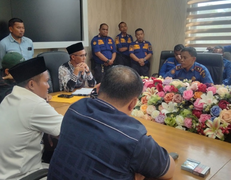 Ketua Komisi I DPRD Kabupaten Kampar Ristanto (duduk depan pakai peci) memimpin rapat dengan pendapat dengan Kepala Dinas Pemadam Kebakaran dan Keselamatan Kabupaten Kampar Henry dunan.
