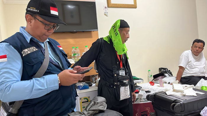 Dokter kloter 10 BTH dr M Okta Pernadi lakukan visitasi ke room to room setiap hari cek kondisi jemaah Kuansing yang tinggal di Hotel Emar Taibah Sektor 4 dan Hotel Karam Al Khair di Sektor 3 Madinah
