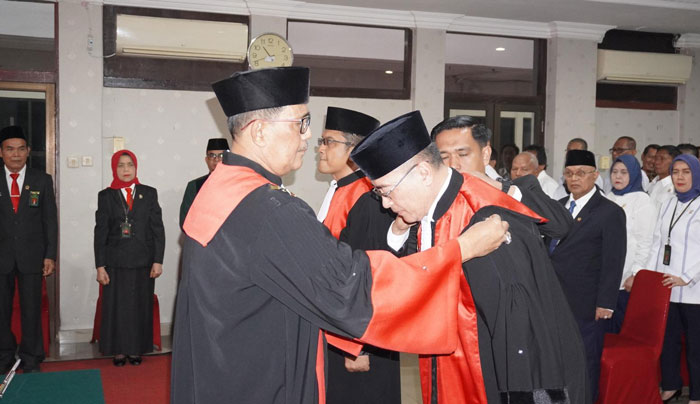 Wakil Ketua PT Riau Dr Syahlan SH MH melantik secara resmi Bambang Trikoro SH MHum (kanan) sebagai Ketua PN Pekanbaru pada Senin (19/5/2025).