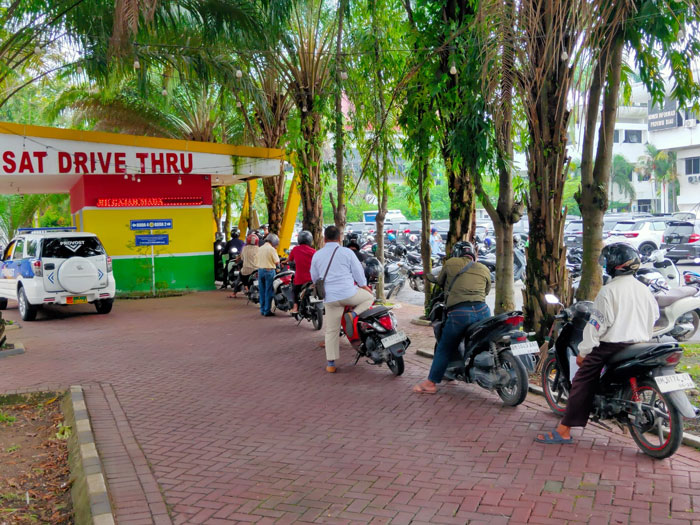Masyarakat antre membayar pajak kendaraan bermotor di Samsat Drive Thru Gajah Mada Pekanbaru, Senin (19/5/2025).