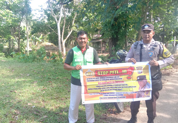 Bhabinkamtibmas Polsek Kuantan Tengah, AIPTU Elpino Tanio melakukan sosialisasi larangan dan bahaya aktivitas PETI, Senin (19/5/2025) di wilayah Kuantan Tengah.