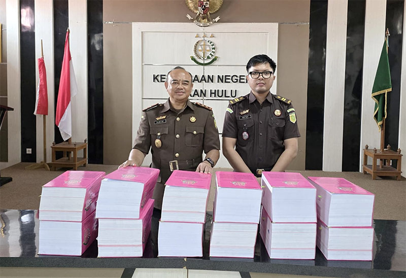 Kajari Rohul Fajar Haryowimboko SH MH menunjukan berkas perkara dugaan korupsi penyimpangan penyaluran pupuk subsidi di Kantor Kejari Rohul, Selasa (20/5/2025).