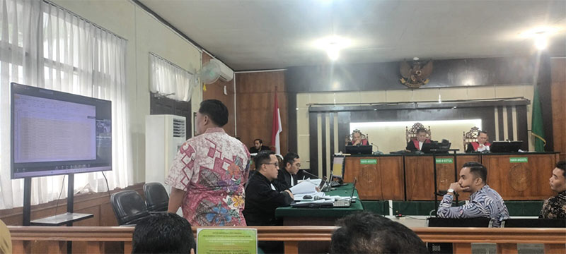 Kabid Perbendaharaan BPKAD Pekanbaru Hariyanto membacakan isi barang bukti pencairan UP dan GU di Setdako pada sidang korupsi Risnandar Cs di PN Pekanbaru, Selasa (20/5/2025).