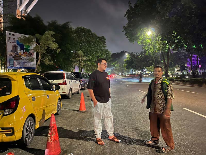 Anggota DPRD Kota Pekanbaru Rizky Bagus Oka menemui jukir di kawasan kuliner malam Jalan Cut Nyak Dien soal pungutan parkir sampai Rp5.000, Ahad (18/5/2025) malam.