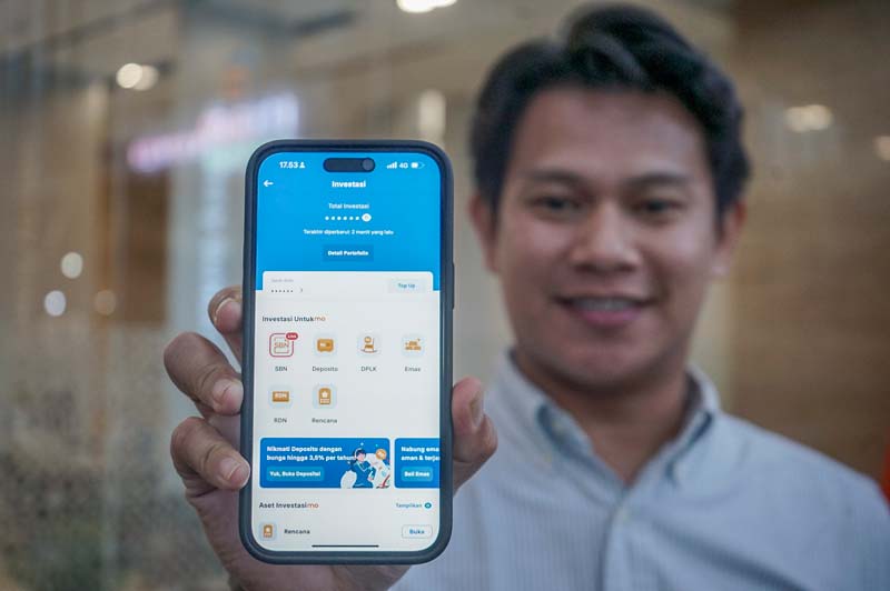 Nasabah memperlihatkan tabungan emas melalui aplikasi BRImo yang dimilikinya, Senin (19/5/2025).