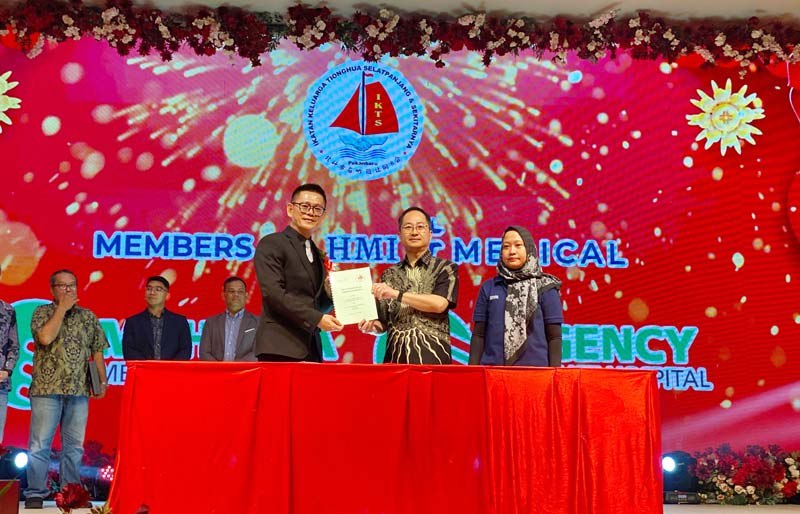 Ketua IKTS Pekanbaru Tohan SE MM (kiri) bersama Manager Marketing Mahkota Medical Center Mr Neo Peng Son (tengah) menunjukkan MoU.