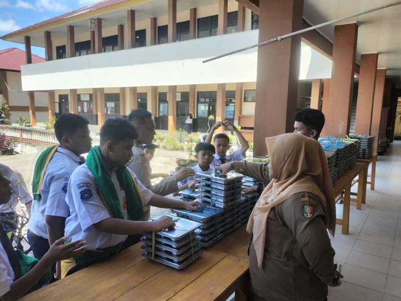 Siswa-siswi SMPN 1 Telukkuantan menerima asupan makanan dari program makan bergizi gratis (MBG), Senin (19/5/2025) siang.
