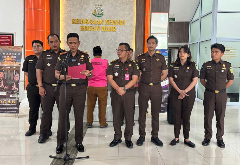 Kajari Rohil Andi Adikawira Putera MH didampingi para Kasi Kejari Rohil, menyampaikan penetapan tersangka kasus tipikor pembangunan dan rehabilitasi SMPN 4 Panipahan