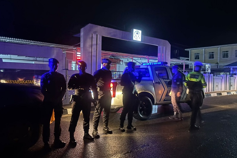 Polres Kuansing bersama BKO Polda Riau melakukan patroli blue light di beberapa titik di Telukkuantan, , Senin (20/5/2025).