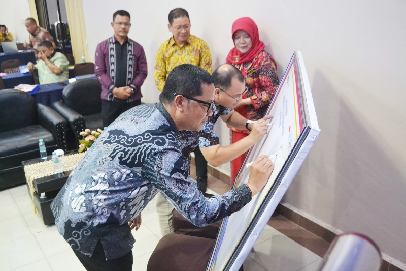 Rektor Universitas Lancang Kuning Prof Dr Junaidi (2 kanan) dan Sekretaris Dinas Pendidikan Riau Dr Arden Simeru menandatangani komitmen bersama Revitalisasi Bahasa Ibu.