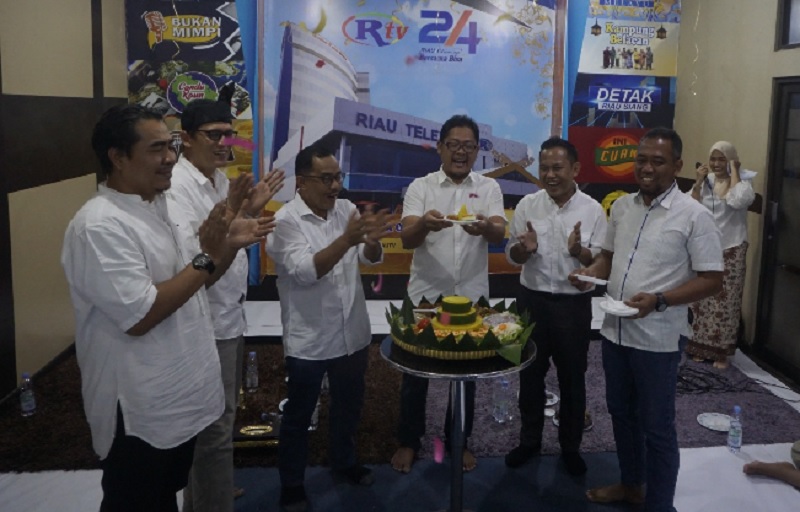 Dirut RTV Ahmad Dardiri disaksikan Komisioner KPID Riau Bambang Suwarno dan direksi melakukan pemotongan tumpeng HUT Riau Televisi Ke- 24 , Pekanbaru, Selasa (20/5/2025).