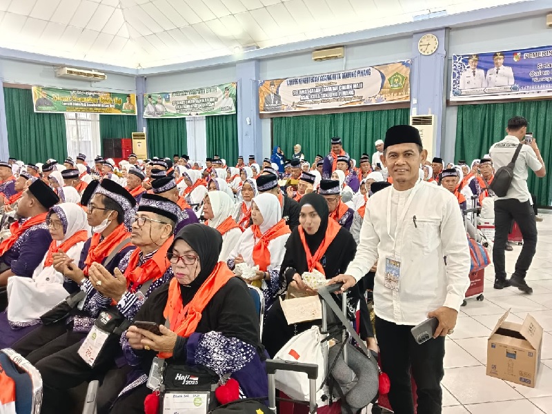 Kasi Bimas Islam Kemenag Kabupaten Kampar H Zulfaimar bersama JCH Kabupaten Kampar gelombang kedua Kloter 17 saat tiba di Asrama Haji Batam, Senin (19/5/2025).