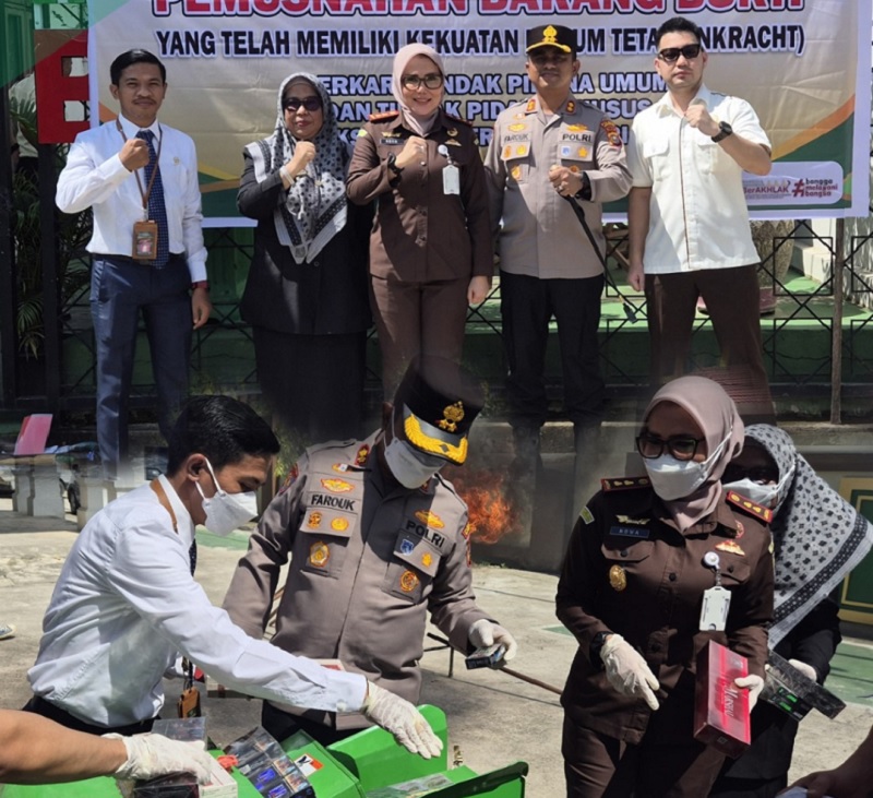 Kajari Inhil Nova Puspitasari bersama Kapolres AKBP Farouk Oktora dan Forkopimda musnahkan barang bukti dari 100 perkara di halaman Kejari Inhil, Tembilahan, Selasa (20/5/2025).