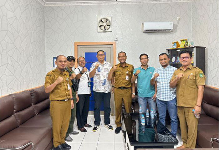 Pengurus PWI Bengkalis menggelar pertemuan dengan Dinas Kominfotik Bengkalis, Senin (19/5/2025).