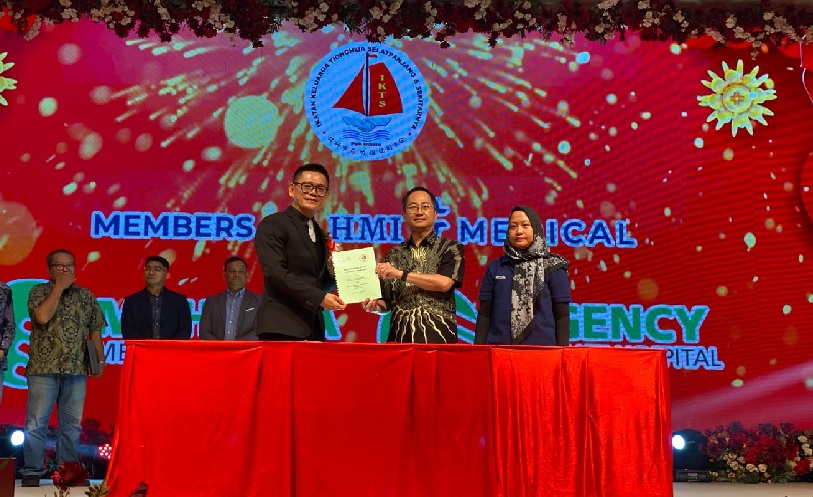 Ketua IKTS Pekanbaru Tohan SE MM (kiri) foto bersama Manager Marketing Mahkota Medical Center Mr Neo Peng Son (tengah) saat melakukan penandatanganan kerja sama di HUT IKTS Pekanbaru, Ahad (18/5/2025)