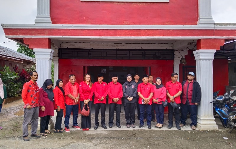 Anggota DPR RI Hj Dewi Juliani SH foto bersama sejumlah pengurus DPC PDI P Rohil di Bagansiapapi, Selasa (20/5/2025).