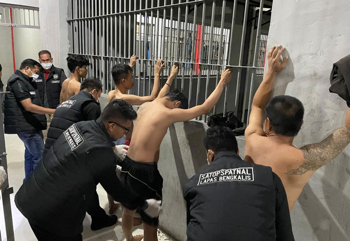 Lapas Kelas IIA Bengkalis menggelar razia atau penggeledahan di beberapa kamar hunian warga binaan pada, Ahad (18/5/2025) malam.