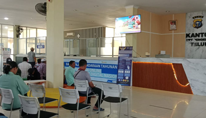 Masyarakat Kuansing tengah melakukan pembayaran pajak kendaraan di Kantor UPT Pengelolaan Pendapatan Teluk Kuantan, Senin (19/5/2025).