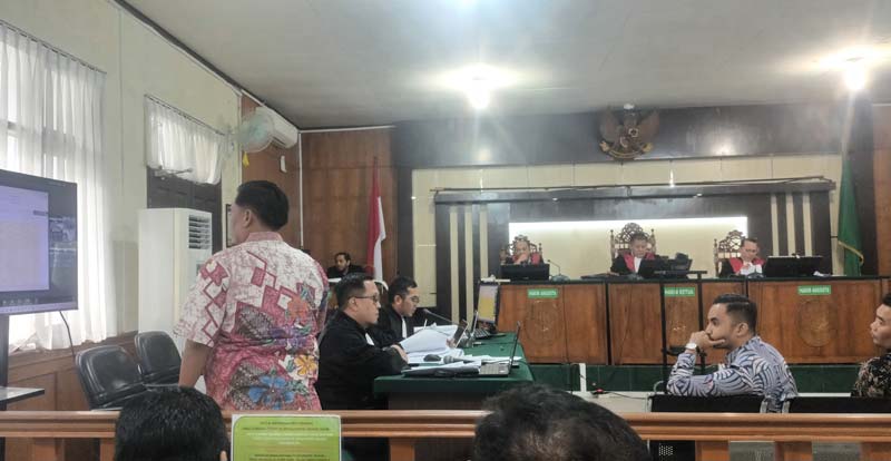 Kepala Bidang Perbendaharaan BPKAD Pekanbaru Hariyanto (kiri)  memberikan penjelasan terkait isi barang bukti pencairan UP dan GU Setdako Pekanbaru saat dihadirkan sebagai saksi.