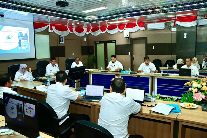 Bupati Kampar Ahmad Yuzar dan Wabup Misharti memimpin rapat terkait Kuasa Pemilik Modal bersama Plt Direktur PDAM Tirta Kampar Burhan di Ruang Rapat Kantor Bupati Kampar, Rabu (21/5/2025).