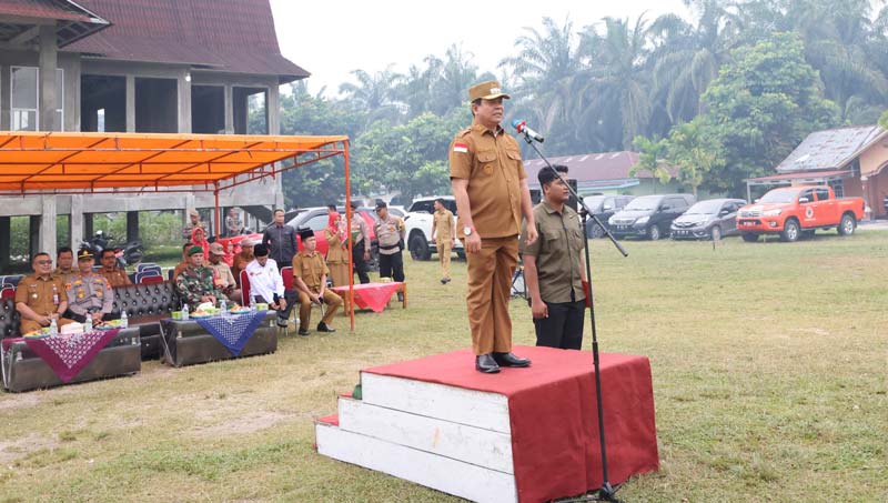Wabup Rohul H Syafaruddin Poti SH MM memimpin apel siaga bersama pencegahan dan penanggulangan karhutla di halaman Gedung LKA Kepenuhan Hulu