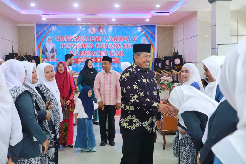 Bupati Siak Drs H Alfedri MSi menyalami Pengurus Cabang Ikatan Bidan Indonesia (IBI) Kabupaten Siak