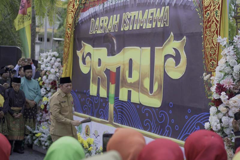 Asisten I Setdaprov Riau Zulkifli Syukur bersama pengurus LAMR saat deklarasi Daerah Istimewa Riau di halaman Balai Adat Melayu Riau, Pekanbaru, Selasa (20/5/2025).