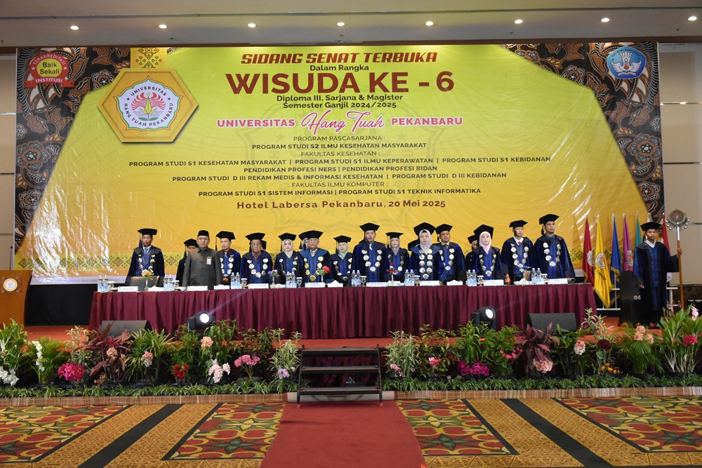 Suasana menyanyikan lagu Indonesia Raya pada sidang senat terbuka wisuda ke-6 Universitas Hang Tuah Pekanbaru di Hotel Labersa Pekanbaru, Selasa (20/5/2025).