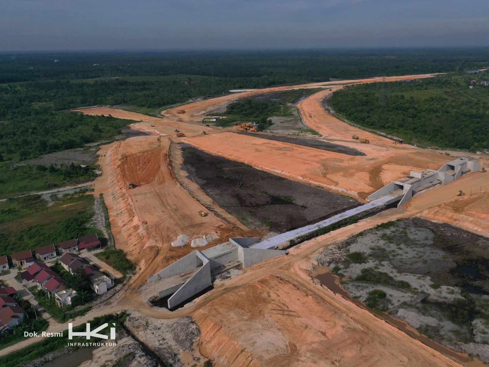 Konstruksi pekerjaan pembangunan Jalan Tol Lingkar Pekanbaru yang merupakan bagian ruas Jalan Tol Pekanbaru-Rengat progresnya menyentuh 50 persen per April 2025.