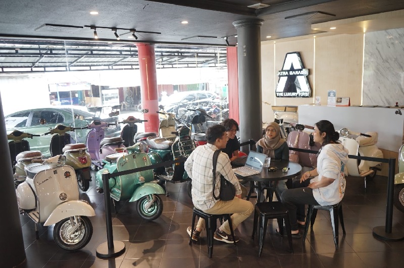 Suasana showroom Atra Garage yang menjual berbagai jenis kendaraan roda dua maupun empat di Jalan Tuanku Tambusai Pekanbaru, Selasa (20/5/2025).