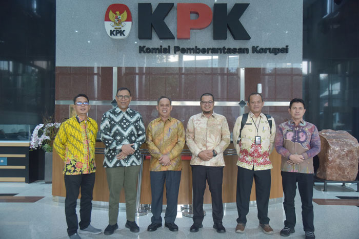Bupati Inhil Herman (tiga kiri) didampingi Ketua DPRD (tiga kanan) berfoto di depan kantor KPK, Selasa (20/5/2025).