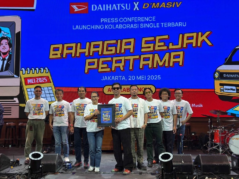 Penyerahan simbolis kolaborasi antara Daihatsu & D