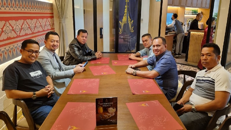 Bupati Kuansing Suhardiman Amby, Anggota Komisi V DPR RI Syahrul Aidi Maazat, Anggota DPRD Kuansing Syafril, Ketua DPRD Juprizal bersama anggota DPRD Kuansing berdiskusi soal program dan anggaran.