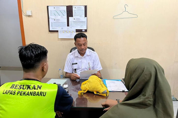 Seorang napi dan pengunjung menjalani interogasi usai ketahuan mencoba menyelundupkan ponsel ke dalam Lapas Kelas IIA Pekanbaru pada Rabu (21/5/2025).