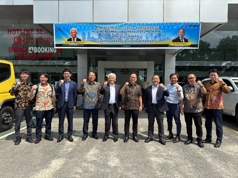 Group CEO, Mobility Group Mitsubishi Corporation, Mr Shigeru Wakabayashi dan Division COO, Automotive Business Div Mitsubishi Corporation Mr Hiroyuki Egami berfoto bersama President Direktur PT Dipo.