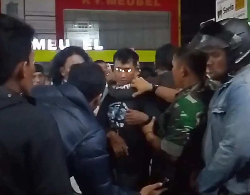 Petugas saat mengamankan oknum ojek online yang diduga melakukan pencemaran nama baik sesama mitra ojol di Jalan Delima, Kelurahan Tobek Godang, Kecamatan Binawidya,  Selasa (20/5/2025) malam.