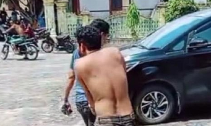 Tersangka curat MIR saat digelandang ke mobil untuk dibawa ke Polres Siak menjalani penyidikan, Selasa (21/5/2025).