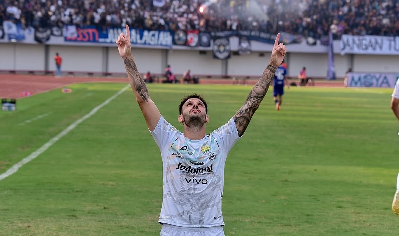 Penyerang Persib Bandung Tyronne del Pino masuk dlaam nominasi pemain terbaik Liga 1 musim 2024-2025.