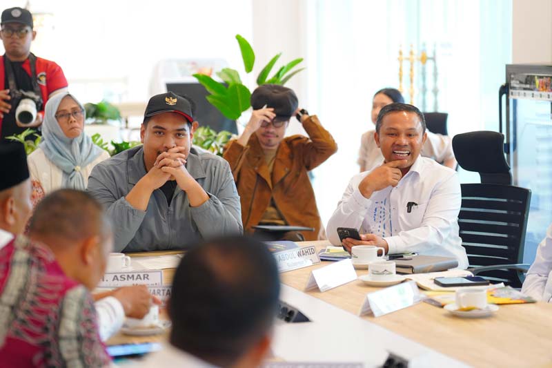 Gubernur Riau Abdul Wahid (kanan), berdiskusi dengan Menteri Pemuda dan Olahraga Ario Bimo Nandito Ariotedjo terkait kondisi Stadion Utama Riau
