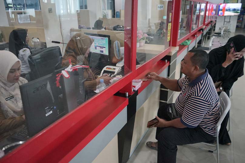 Seorang warga Pekanbaru membayar pajak kendaraan bermotor di Kantor UPT Samsat Jalan Gajah Mada Pekanbaru, Rabu (21/5/2025).