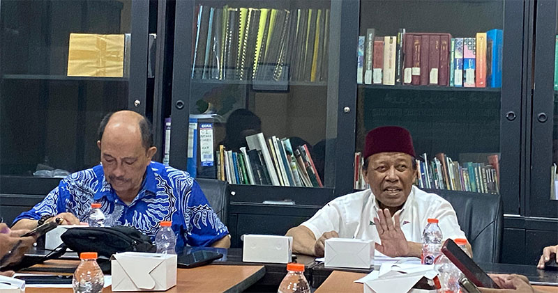 Ketua Umum FKPMR Dr drh Chaidir (kanan) saat menyampaikan keterangan persiapan pelaksanaan Mubes Ketiga, Kamis (22/5/2025).