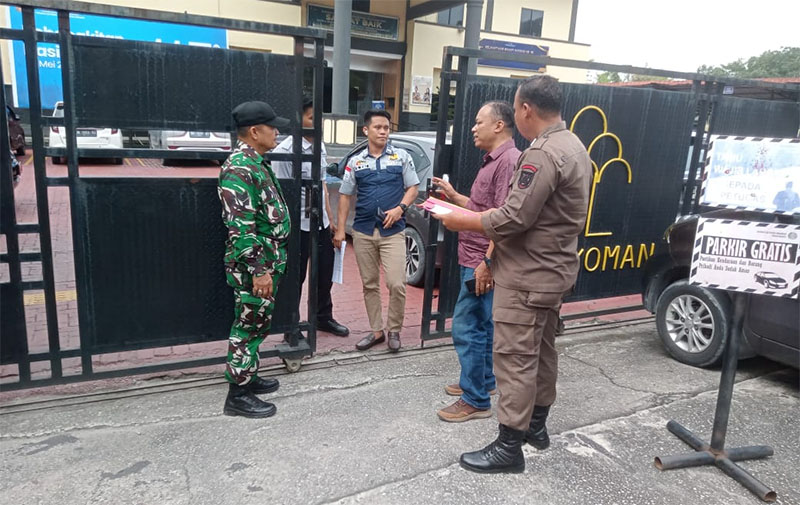 Personel Polres Bengkalis menyerahkan WNA asal Rohingya ke Rudenim Pekanbaru, Rabu (21/5/2025) sore.