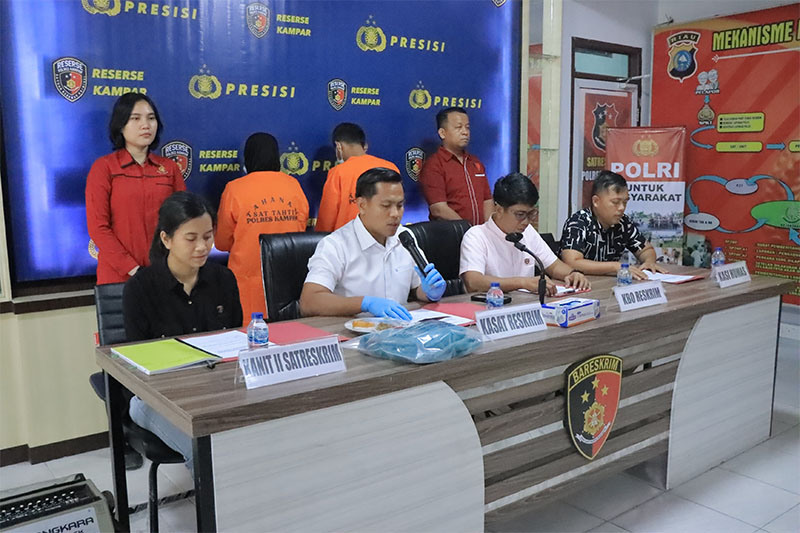 Kasat Reskrim AKP Gian Wiatma J saat menggelar konferensi pers kasus asusila yang melibatkan P ayah tiri dan R ibu kandung di Mapolres Kampar, Bangkinang, Kamis (22/5/2025).