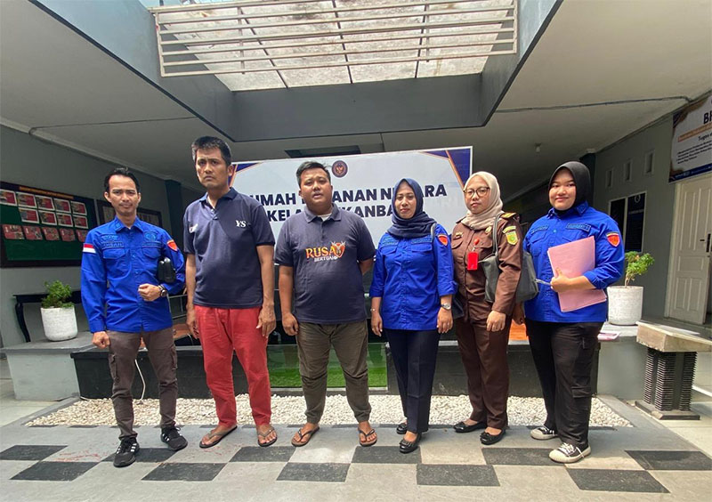 Tim Jaksa Eksekutor Kejari Pekanbaru mengeksekusi Yose Saputra (tiga kiri) dan Ade Siswan, Kamis (22/5/2025).
