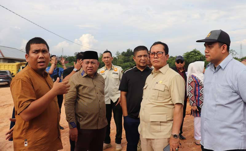 Ketua Komisi III DPRD Riau Edi Basri (dua kanan) bersama beberapa anggota komisi di antaranya Diski dan Imustiar saat sidak galian C.
