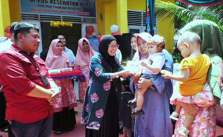 Penyerahan Pemberian Makanan Tambahan (PMT) untuk balita dan ibu hamil di Posyandu Manggis, Bumi Lago Permai (BLP) Pangkalan Kerinci, Kamis (19/9/2024).