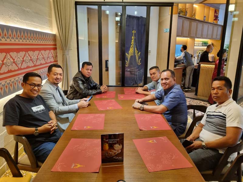 Duduk bersama sambil diskusi terkait program dan anggaran di salah satu mal,  Jakarta, Selasa (20/5/2025).